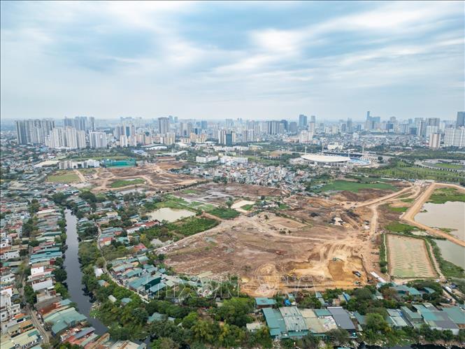 Dự án rộng 36,76ha, trong đó mặt nước hơn 31ha, kè dài 2,7km, liên quan 400 hộ dân, tổng vốn 800 tỷ đồng, dự kiến hoàn thành trong Quý IV năm 2026. Ảnh: Lê Đông - TTXVN