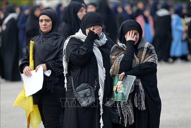 Người dân bày tỏ niềm thương tiếc lãnh tụ tối cao Ali Khamenei, sau khi ông bị sát hại trong chiến dịch không kich của Mỹ và Israel, tại ngoại ô Beirut, Liban, ngày 1/3/2026. Ảnh: THX/TTXVN