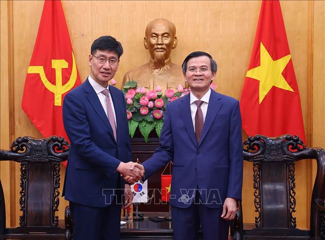 Đồng chí Đoàn Minh Huấn tiếp ông Na Ki Hong, Tổng Giám đốc Tổ hợp Samsung Việt Nam. 	Ảnh: Văn Điệp – TTXVN