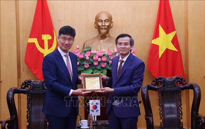 Đồng chí Đoàn Minh Huấn tặng quà lưu niệm ông Na Ki Hong, Tổng Giám đốc Tổ hợp Samsung Việt Nam. Ảnh: Văn Điệp – TTXVN