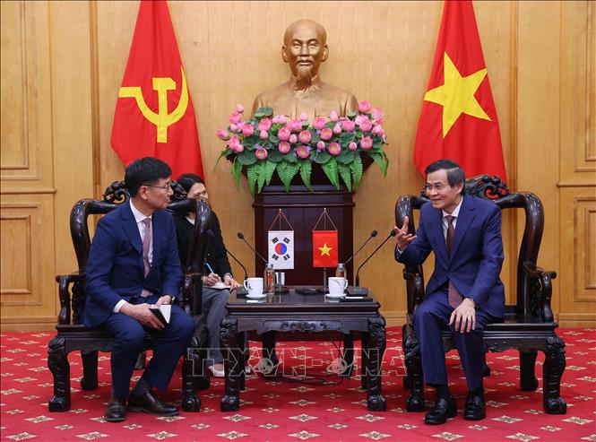 Đồng chí Đoàn Minh Huấn tiếp ông Na Ki Hong, Tổng Giám đốc Tổ hợp Samsung Việt Nam. 	Ảnh: Văn Điệp – TTXVN