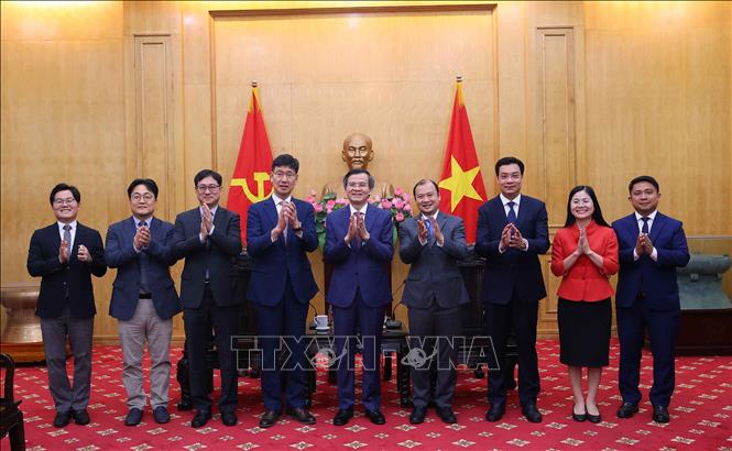 Đồng chí Đoàn Minh Huấn và ông Na Ki Hong, Tổng Giám đốc Tổ hợp Samsung Việt Nam với các đại biểu. Ảnh: Văn Điệp – TTXVN