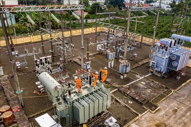 Kiểm tra sửa chữa các hệ thống đường dây điện để đảm bảo cấp điện an toàn, liên tục phục vụ công tác bầu cử tại các tỉnh miền Trung. Ảnh: TTXVN phát