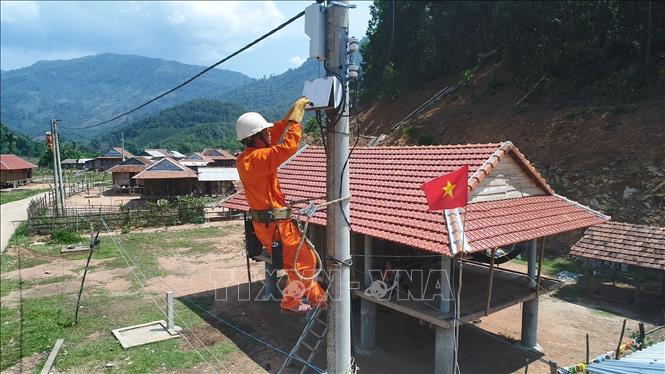 Kiểm tra sửa chữa các hệ thống đường dây điện để đảm bảo cấp điện an toàn, liên tục phục vụ công tác bầu cử tại các tỉnh miền Trung. Ảnh: TTXVN phát