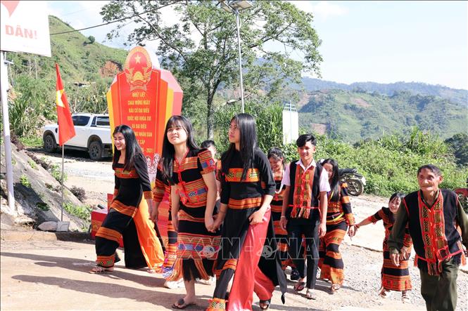 Cử tri đồng bào dân tộc thiểu số Xê Đăng, xã Trà Linh, thành phố Đà Nẵng đến điểm bầu cử tìm hiểu tiểu sử các ứng cử viên Quốc hội và HĐND. Ảnh: Trần Tĩnh - TTXVN