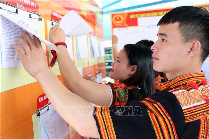 Cử tri đồng bào dân tộc thiểu số Xê Đăng, xã Trà Linh, thành phố Đà Nẵng đến điểm bầu cử tìm hiểu tiểu sử các ứng cử viên Quốc hội và HĐND. Ảnh: Trần Tĩnh - TTXVN