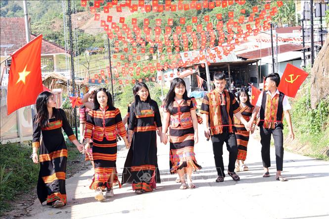 Cử tri đồng bào dân tộc thiểu số Xê Đăng, xã Trà Linh, thành phố Đà Nẵng đến điểm bầu cử tìm hiểu tiểu sử các ứng cử viên Quốc hội và HĐND. Ảnh: Trần Tĩnh - TTXVN