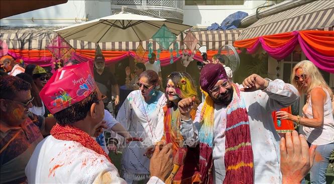 Mọi người nhảy múa chào mừng lễ hội Holi. Ảnh: Ngọc Thúy - P/v TTXVN tại New Delhi.