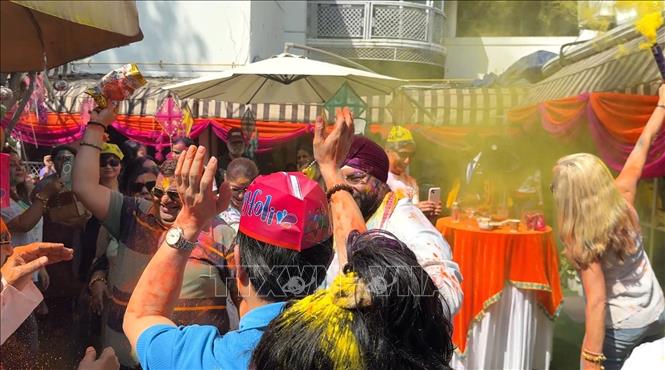 Mọi người nhảy múa chào mừng lễ hội Holi. Ảnh: Ngọc Thúy - P/v TTXVN tại New Delhi.