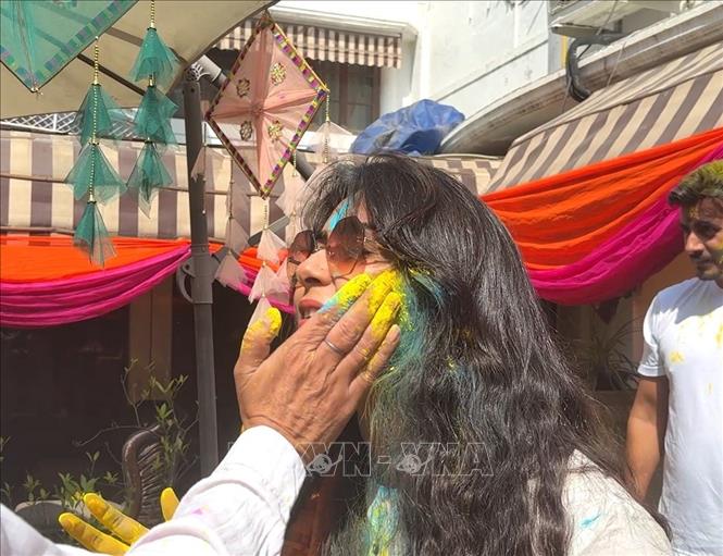 Người dân Ấn Độ bôi màu cho nhau chúc mừng lễ Holi. Ảnh: Ngọc Thúy - P/v TTXVN tại New Delhi.