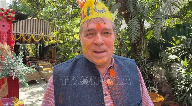 Ông Benno Boer - Chuyên gia Chương trình kiêm Trưởng Ban Khoa học Tự nhiên của Văn phòng UNESCO ở New Delhi, trả lời phỏng vấn của phóng viên TTXVN. Ảnh: Ngọc Thúy - P/v TTXVN tại New Delhi.