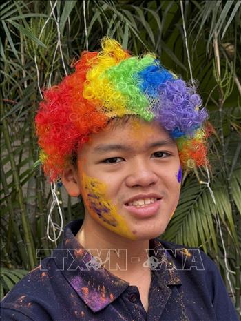 Một thiếu niên Việt Nam tại buổi lễ Holi ở thủ đô New Delhi. Ảnh: Ngọc Thúy - P/v TTXVN tại New Delhi.