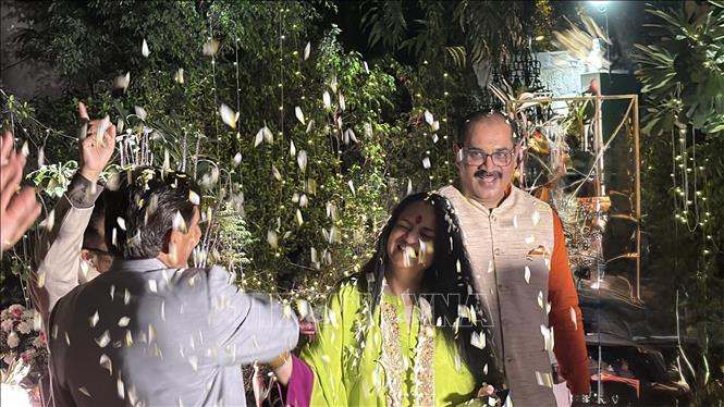 Mọi người tung hoa chúc mừng lễ hội Holi. Ảnh: Ngọc Thúy - P/v TTXVN tại New Delhi.