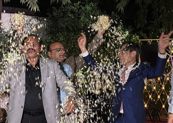 Mọi người tung hoa chúc mừng lễ hội Holi. Ảnh: Ngọc Thúy - P/v TTXVN tại New Delhi.