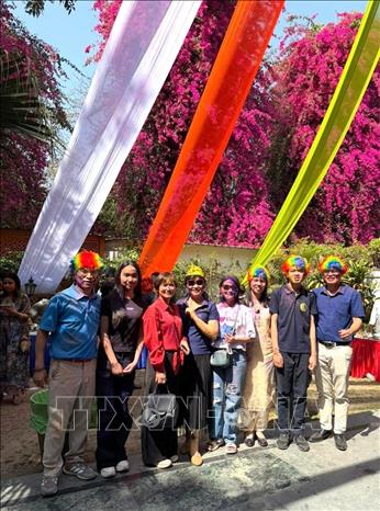 Đoàn cán bộ Việt Nam tham dự buổi lễ chào mừng Holi của Hội đồng Thương mại và Công nghệ toàn cầu tại thủ đô New Delhi.  Ảnh: Ngọc Thúy - P/v TTXVN tại New Delhi
