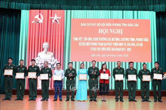 Trao Giấy khen cho cá nhân có thành tích xuất sắc trong phong trào Bộ đội Biên phòng tham gia phát triển kinh tế, văn hoá, xã hội ở khu vực biên giới giai đoạn 2015 – 2025. Ảnh: Tuấn Anh – TTXVN