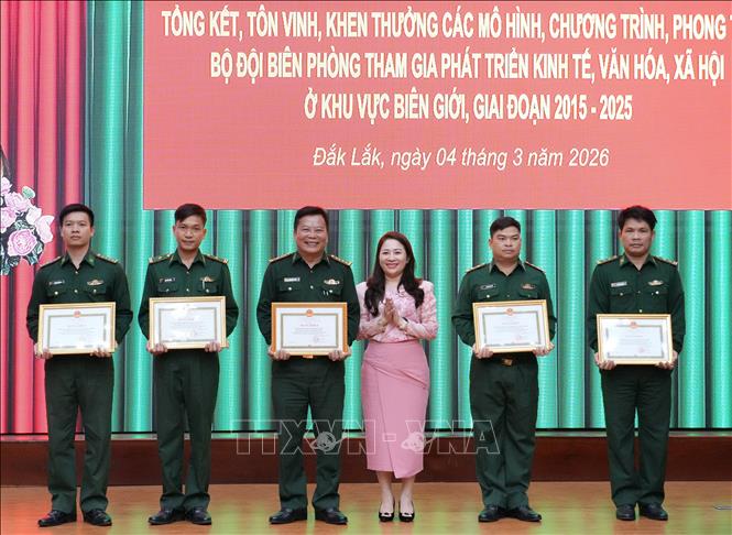 UBND tỉnh trao Bằng khen cho 5 tập thể có thành tích xuất sắc trong phong trào Bộ đội Biên phòng tham gia phát triển kinh tế, văn hoá, xã hội ở khu vực biên giới giai đoạn 2015 – 2025. Ảnh: Tuấn Anh – TTXVN