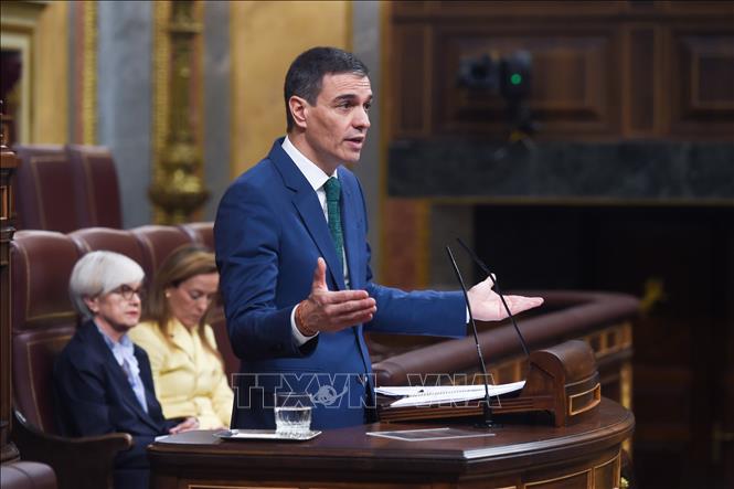 Thủ tướng Tây Ban Nha Pedro Sanchez phát biểu tại Madrid. Ảnh: THX/TTXVN