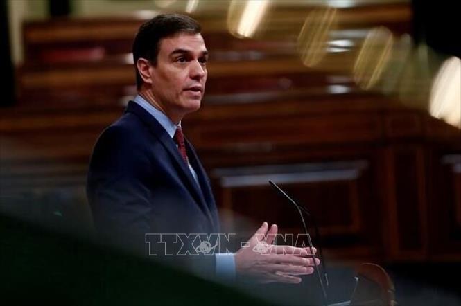 Thủ tướng Tây Ban Nha Pedro Sanchez phát biểu tại Madrid. Ảnh: THX/TTXVN