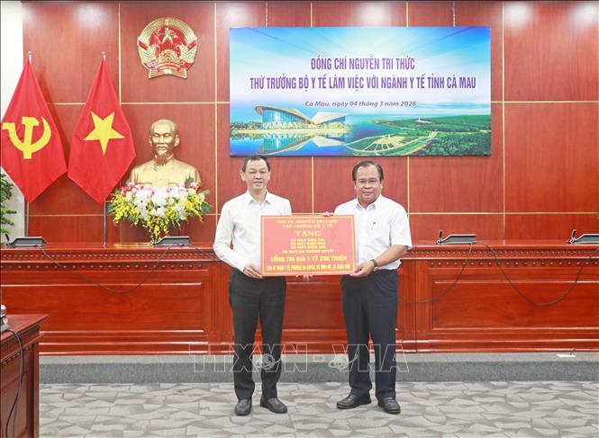 Thứ trưởng Bộ Y tế Nguyễn Tri Thức tặng các thiết bị y tế với tổng trị giá 1,2 tỷ đồng để trang bị cho 3 trạm y tế trên địa bàn tỉnh Cà Mau. Ảnh: Huỳnh Anh - TTXVN