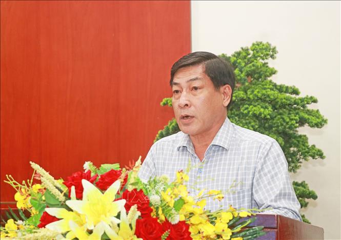 Giám đốc Sở Y tế tỉnh Cà Mau Nguyễn Chí Thanh báo cáo kết quả công tác y tế năm 2025 và thực trạng nguồn lực của các Trạm Y tế trên địa bàn tỉnh. Ảnh: Huỳnh Anh - TTXVN
