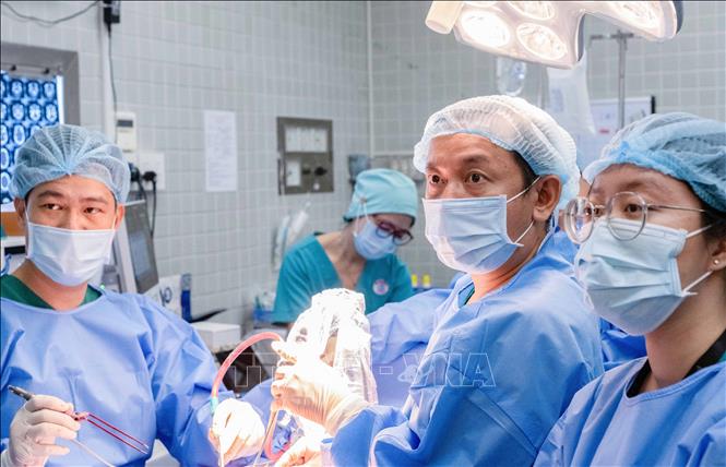 Bác sĩ Bệnh viện Chợ Rẫy thực hiện phẫu thuật. Ảnh: TTXVN phát