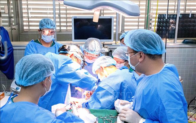 Bác sĩ Bệnh viện Chợ Rẫy và Bệnh viện Răng Hàm Mặt Trung ương phối hợp thực hiện phẫu thuật. Ảnh: TTXVN phát