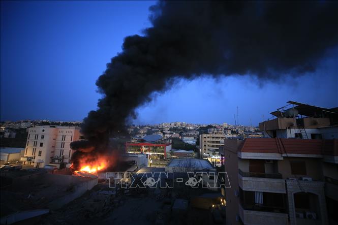 Cột khói bốc lên sau các cuộc không kích của Israel xuống Sidon, Liban ngày 4/3/2026. Ảnh: THX/TTXVN