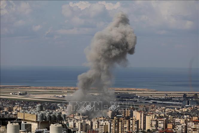 Khói bốc lên từ địa điểm ở Beirut, Liban sau cuộc tập kích của Israel ngày 4/3/2026. Ảnh: THX/TTXVN