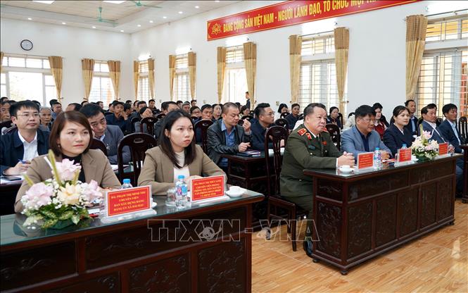 Các đại biểu và cử tri tại xã Vị Khê (Ninh Bình) nghe chương trình hành động của các ứng cử viên. Ảnh: Nguyễn Lành - TTXVN 