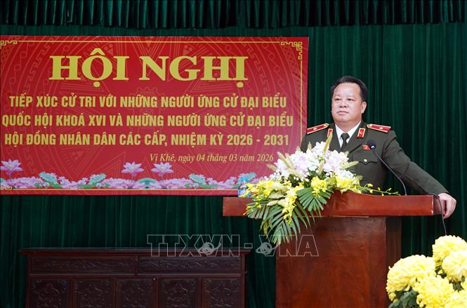 Thiếu tướng Nguyễn Quốc Hùng, Phó Chủ nhiệm Ủy ban Quốc phòng, An ninh và Đối ngoại của Quốc hội khóa XV trình bày chương trình hành động với cử tri xã Vị Khê, tỉnh Ninh Bình. Ảnh: Nguyễn Lành - TTXVN 