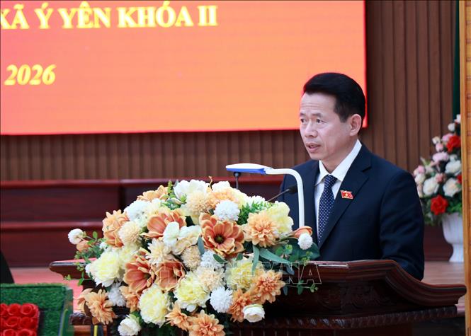 Ông Nguyễn Hải Dũng, Phó Trưởng Đoàn Đoàn Đại biểu Quốc hội hoạt động chuyên trách khóa XV tỉnh Ninh Bình trình bày chương trình hành động với cử tri xã Ý Yên, tỉnh Ninh Bình. Ảnh: Nguyễn Lành - TTXVN 