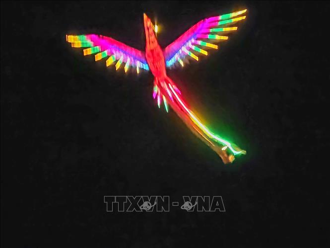 Màn trình diễn drone tái hiện hình tượng Rồng – Phượng trên bầu trời Hội An. Ảnh: Trần Lê Lâm - TTXVN