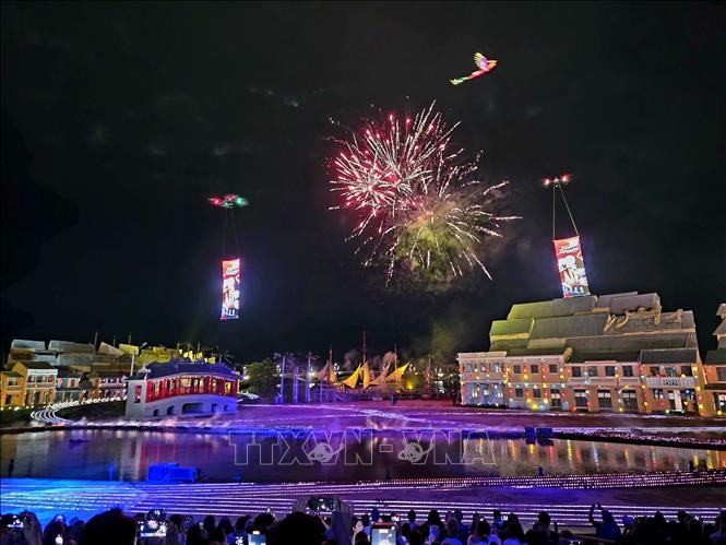 Màn trình diễn drone tái hiện hình tượng Rồng – Phượng trên bầu trời Hội An. Ảnh: Trần Lê Lâm - TTXVN