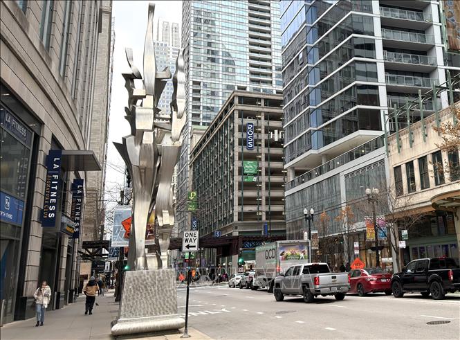 Một tuyến phố chính với nhiều cửa hàng, cửa hiệu tại thành phố Chicago (Mỹ). Ảnh: Ngọc Quang - PV TTXVN tại Mỹ