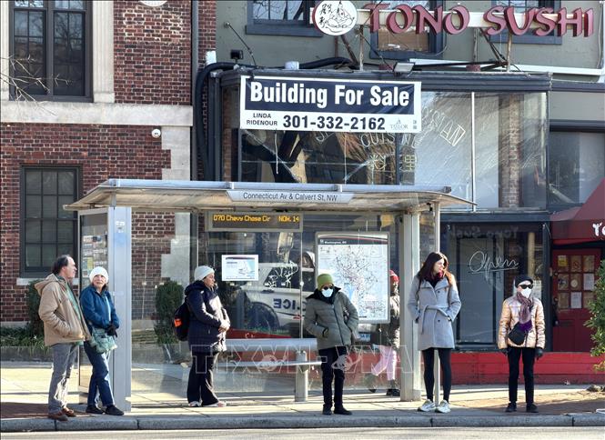 Người dân chờ xe bus trên một tuyến phố ở trung tâm thủ đô Washington DC. Ảnh: Ngọc Quang - PV TTXVN tại Mỹ