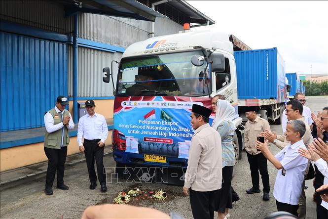 Các quan chức Indonesia thực hiện nghi thức để lô gạo xuất khẩu được thuận lợi. Ảnh: Đỗ Quyên – PV TTXVN tại Indonesia