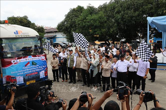 Đoàn xe chở gạo xuất khẩu chuẩn bị khởi hành. Ảnh: Đỗ Quyên – PV TTXVN tại Indonesia