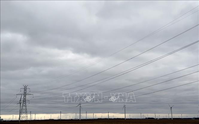 Đường dây truyền tải điện tại một trang trại điện gió ở bang Indiana (Mỹ). Ảnh: Ngọc Quang - PV TTXVN tại Mỹ
