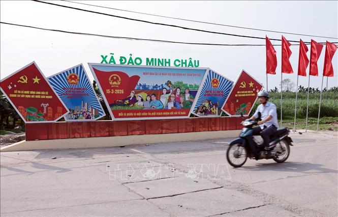 Băng rôn, biểu ngữ được trang hoàng khắp các phố ở xã đảo Minh Châu, Hà Nội. Ảnh: Trần Việt - TTXVN