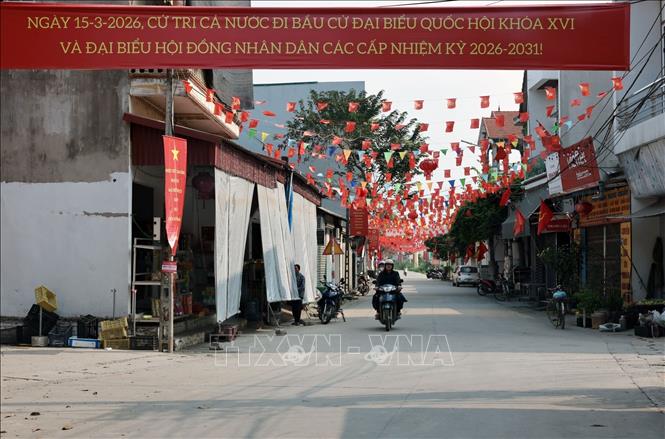 Băng rôn, biểu ngữ được trang hoàng khắp các con đường ở xã đảo Minh Châu, Hà Nội. Ảnh: Trần Việt - TTXVN