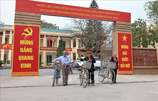 Một khu vực bầu cử ở xã Minh Châu, Hà Nội được trang hoàng lộng lẫy. Ảnh: Trần Việt - TTXVN