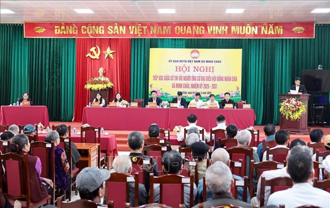 Một buổi tiếp xúc cử tri với người ứng cử đại biểu HĐND xã tại điểm bầu cử số 2, xã Minh Châu. Ảnh: Trần Việt - TTXVN