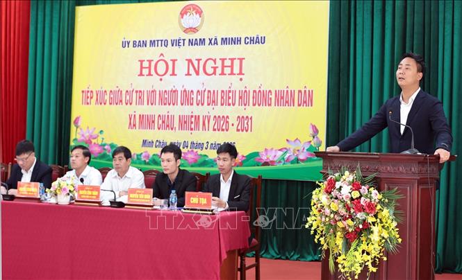 Bí thư Đảng uỷ xã Minh Châu Nguyễn Đức Tiến trình bày chương trình hành động. Ảnh: Trần Việt - TTXVN