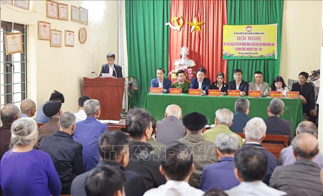 Một buổi tiếp xúc cử tri với người ứng cử đại biểu HĐND xã tại điểm bầu cử số 3, xã Minh Châu, Hà Nội. Ảnh: Trần Việt - TTXVN