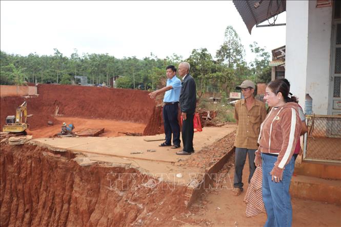 Nhà cửa của các hộ dân chênh vênh bên mép khi thi công hạ cốt nền đường ĐT.753 tại xã Tân Lợi, tỉnh Đồng Nai. Ảnh: Nhật Bình – TTXVN