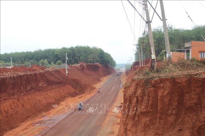 Trụ điện chênh vênh bên mép khi thi công hạ cốt nền đường ĐT.753 tại xã Tân Lợi, tỉnh Đồng Nai. Ảnh: Nhật Bình – TTXVN