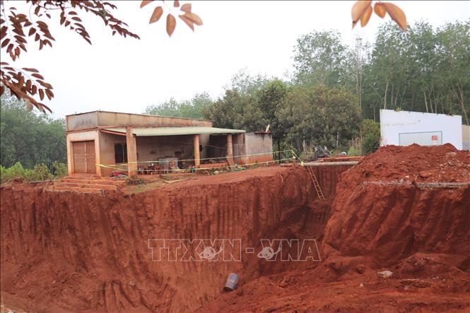 Nhà cửa của các hộ dân chênh vênh bên mép khi hạ cốt nền đường ĐT.753 tại xã Tân Lợi, tỉnh Đồng Nai. Ảnh: Nhật Bình – TTXVN