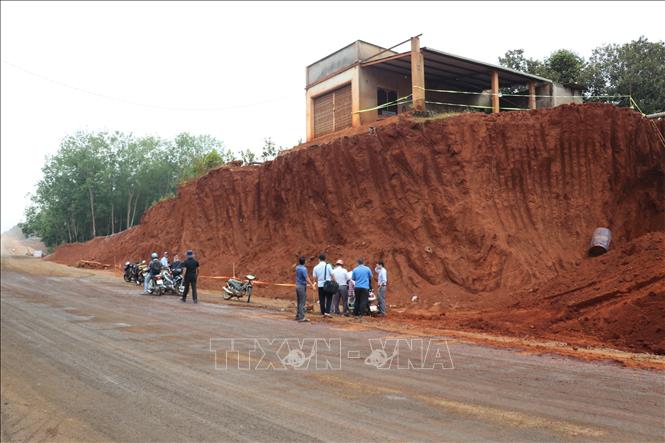 Nhà cửa của các hộ dân chênh vênh bên mép khi thi công hạ cốt nền đường ĐT.753 tại xã Tân Lợi, tỉnh Đồng Nai. Ảnh: Nhật Bình – TTXVN