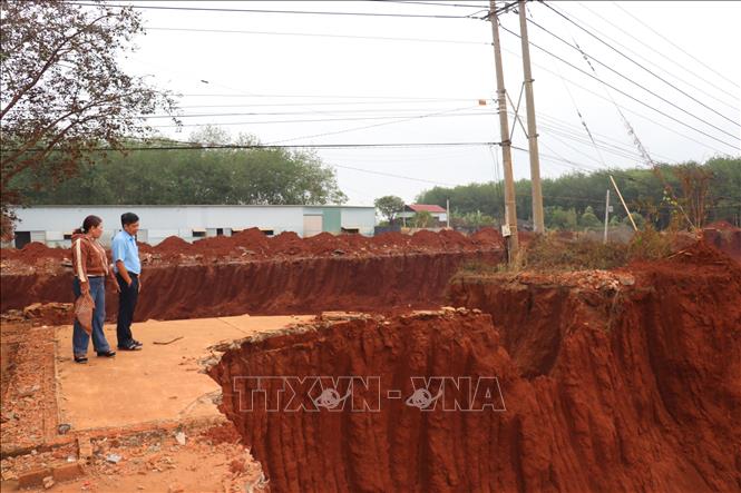 Cột điện chênh vênh bên mép khi thi công hạ cốt nền đường ĐT.753 tại xã Tân Lợi, tỉnh Đồng Nai. Ảnh: Nhật Bình – TTXVN